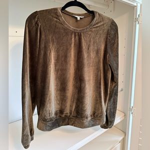 Evereve Heartloom Dark Olive Green Liliana Ribbed Velour Puff Sleeve Top S